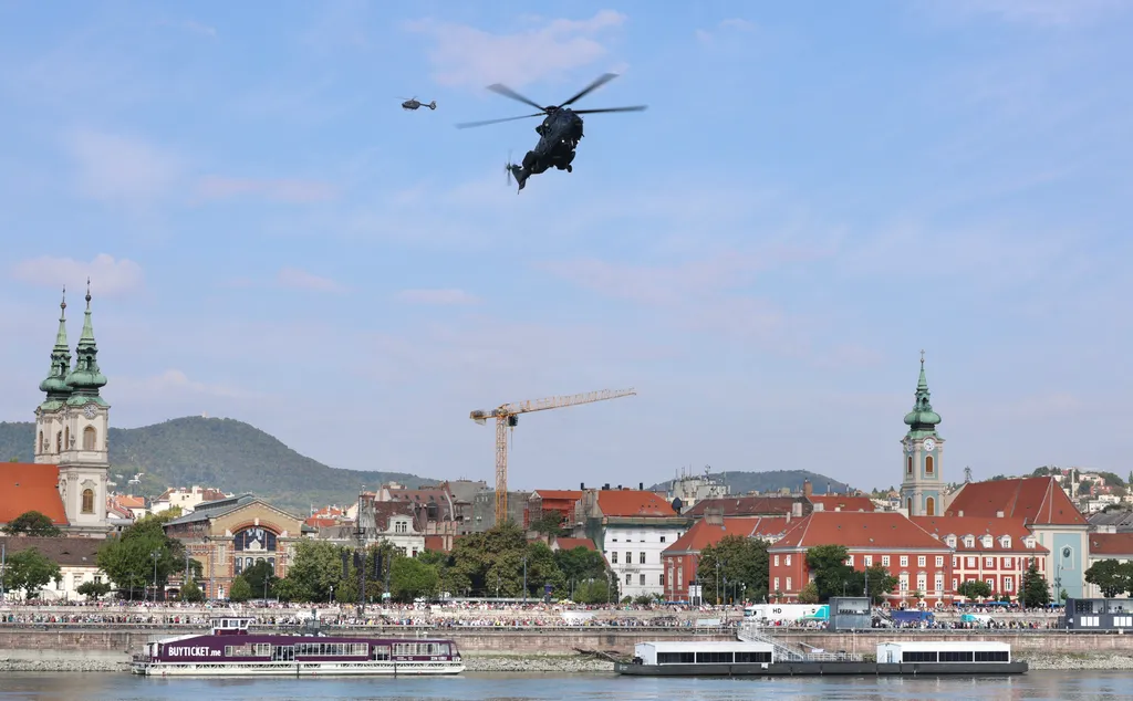  Repülőshow a Duna felett Légiparádé