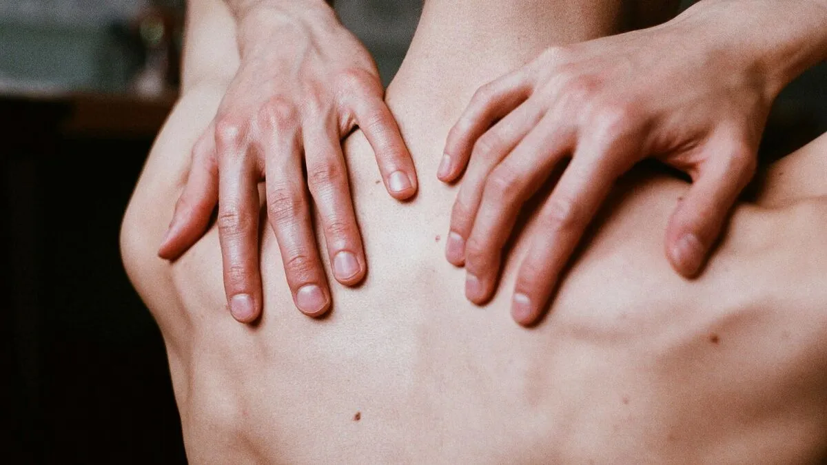 alt=A szakértő mindenkit figyelmeztet az önvizsgálatra, miszerint ha három jelet lát magán, azonnal forduljon orvosához