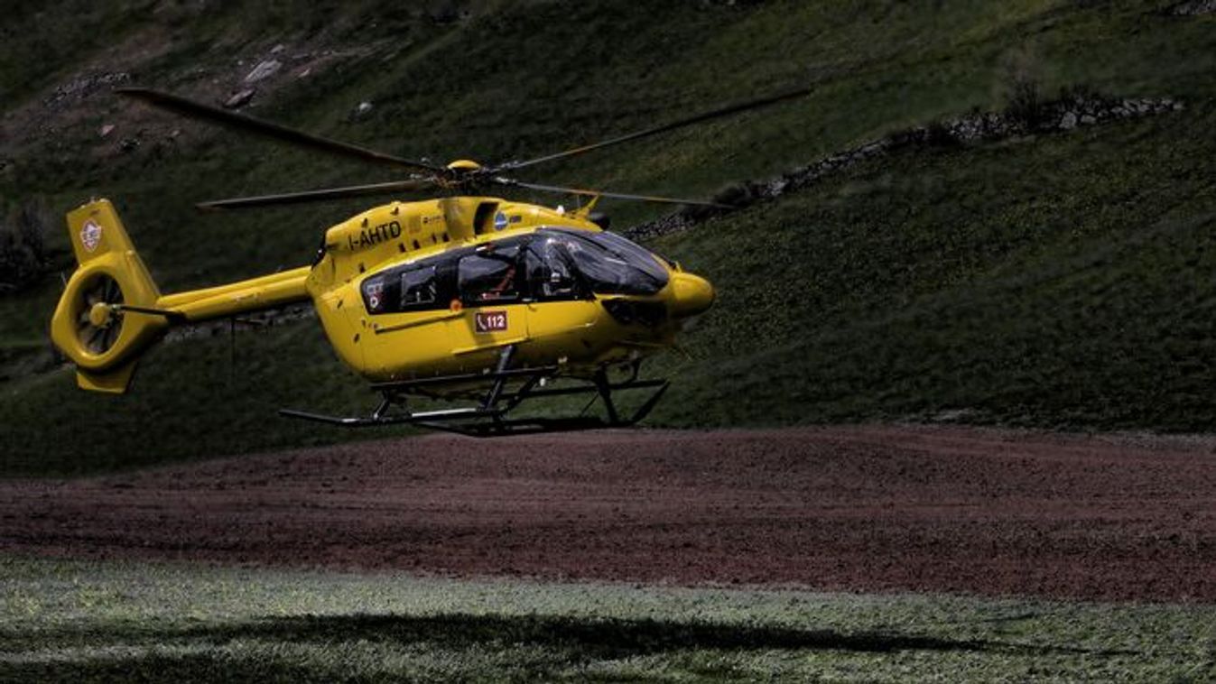 Súlyos baleset! Felborult egy busz, 52 ember került életveszélybe