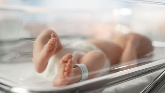 „Mintha két gyereket tartanék a karomban” - óriásbabának adott életet az anya