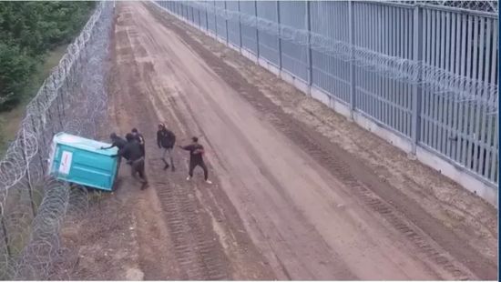 Nem mindennapi jelenet: faltörő kosként használták a Toi Toi WC-t a migránsok