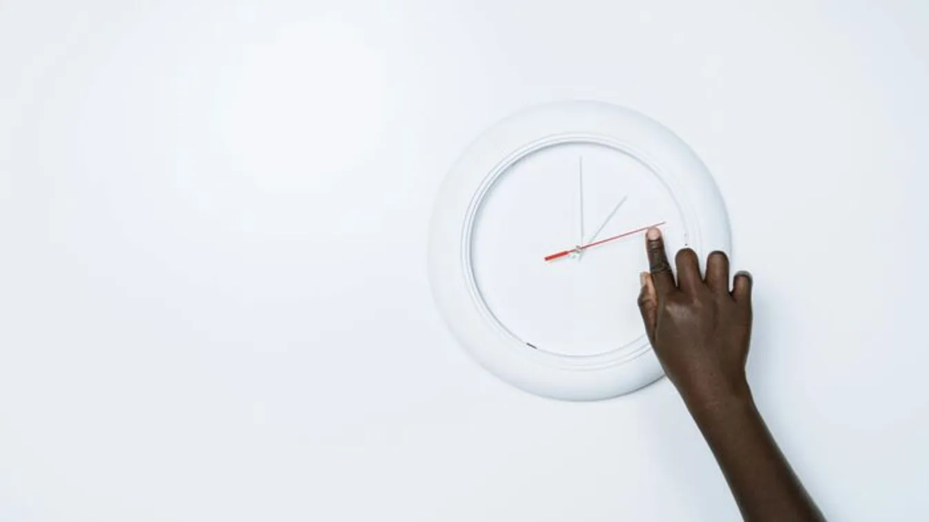 Ekkorra állítsd át az órádat, ha nem akarsz elkésni