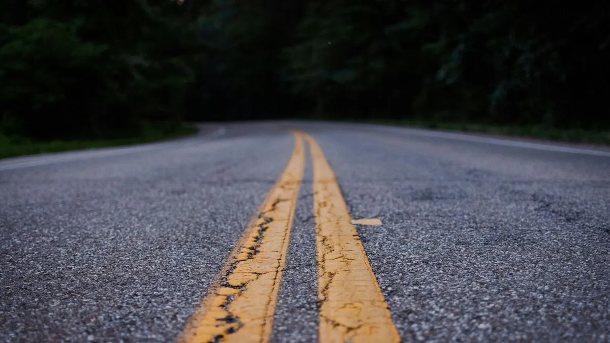 alt=Létezik egy olyan út, amelyet naponta kétszer is elnyel a tenger, ezért saját felelősségre használhatják az autósok /