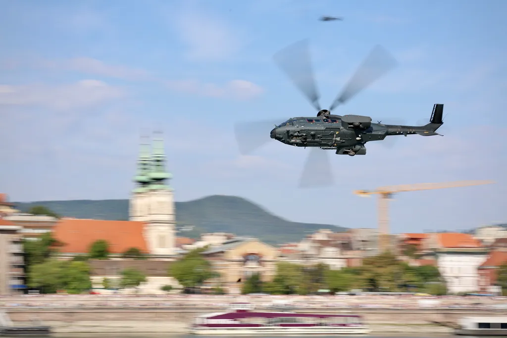  Repülőshow a Duna felett Légiparádé