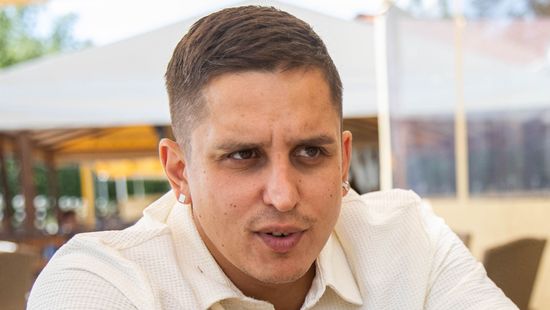 Aurelio szerelme bevállalós ruhában villantott