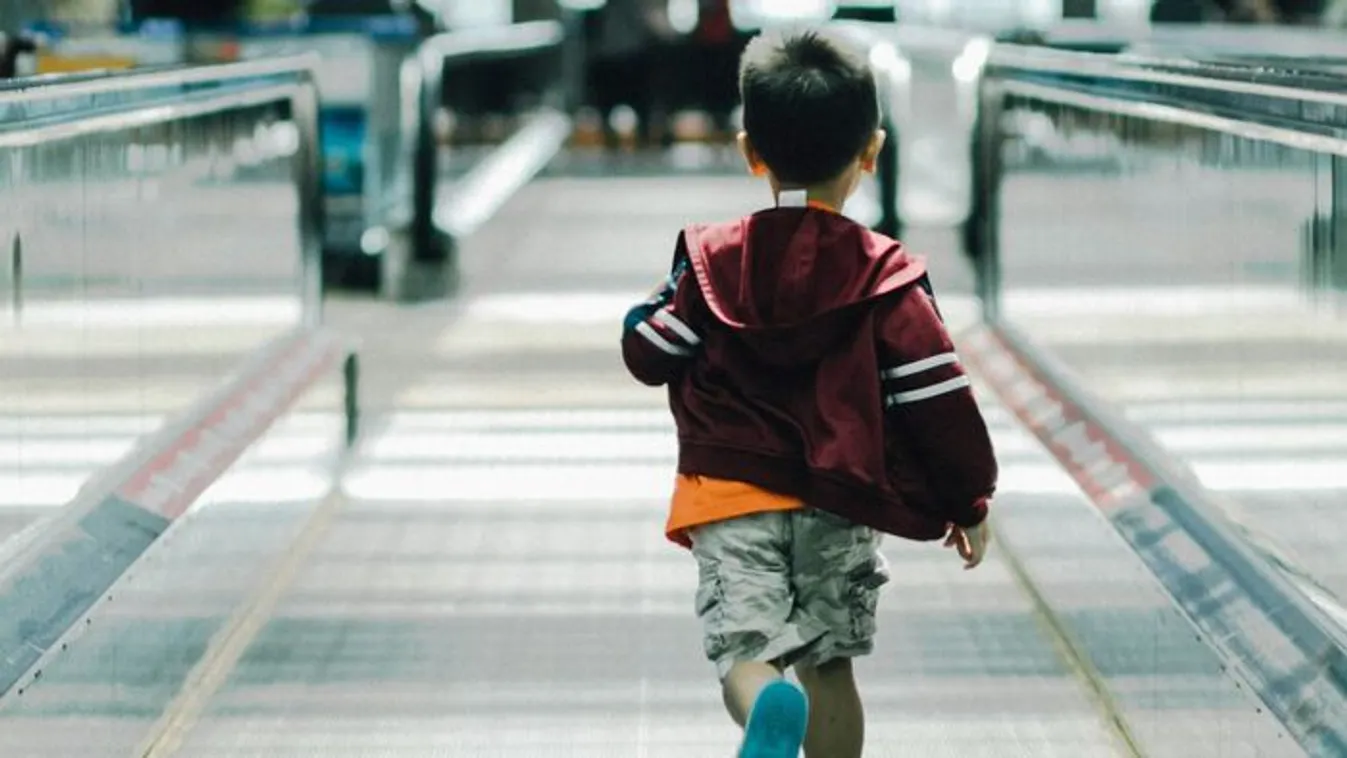 Tízéves gyereket hagytak magára a reptéren