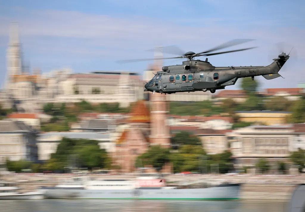  Repülőshow a Duna felett Légiparádé