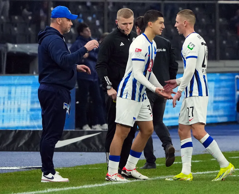 Dárdai Pál már 17 évesen mélyvízbe dobta a szupertehetség Mazát (itt éppen legidősebb fia, Dárdai Palkó helyére küldte pályára)