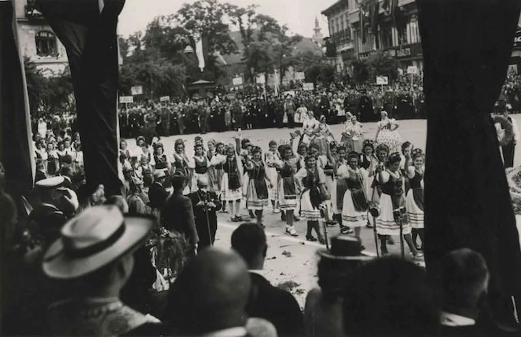 A magyar kenyér ünnepe Szerző: ismeretlen fényképező - 1941 - Magyar Nemzeti Múzeum, Hungary - CC BY-NC-SA. 