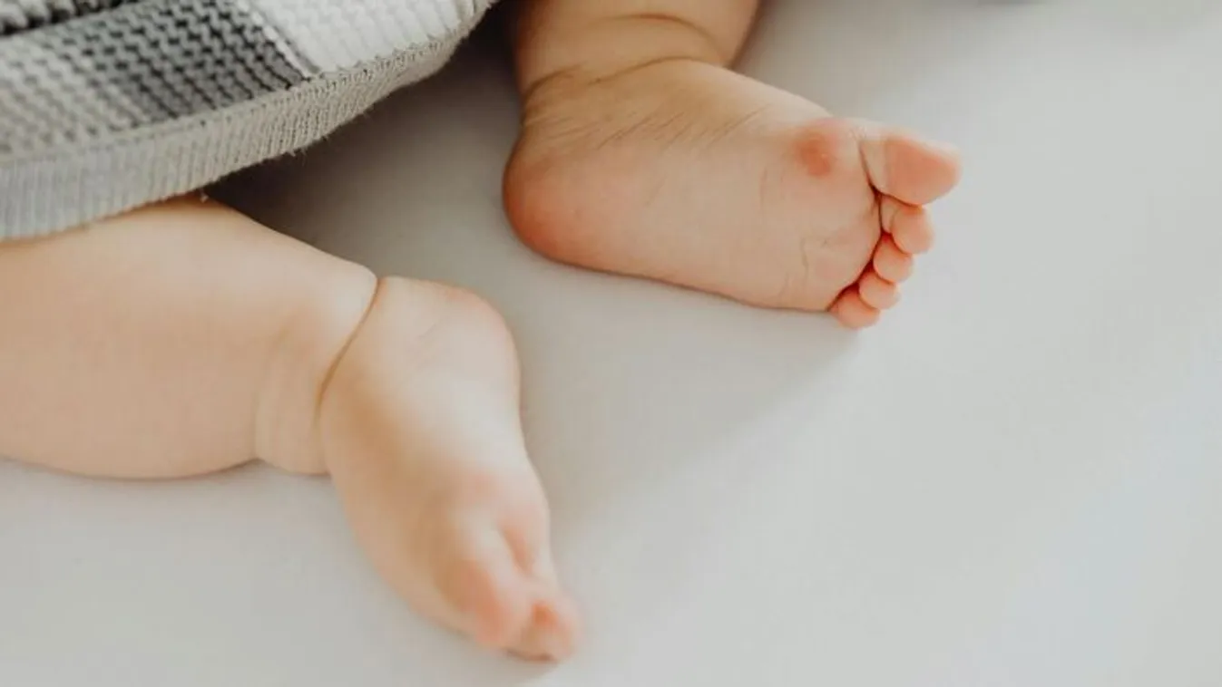 Egy kislányt találtak holtan a halottszállító kocsiban!