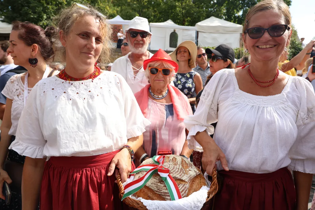 Ujkenyér megáldása Vár Mesterségek ünnepe