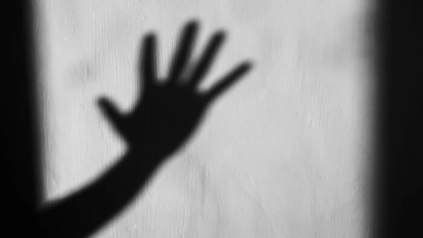 Falhoz csapta gyermekét, amiért megbántotta az érzéseit