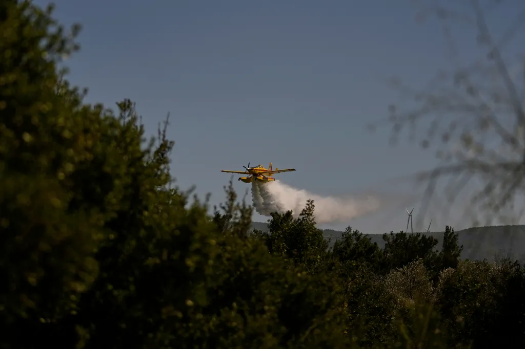 Güzelyeli, 2025. augusztus 12.
Repülőgépről ledobott vízzel oltják az erdőtüzet az északnyugat-törökországi Canakkale tartományban fekvő Güzelyeli település közelében 2025. augusztus 12-én.
MTI/AP/Halil Hamra