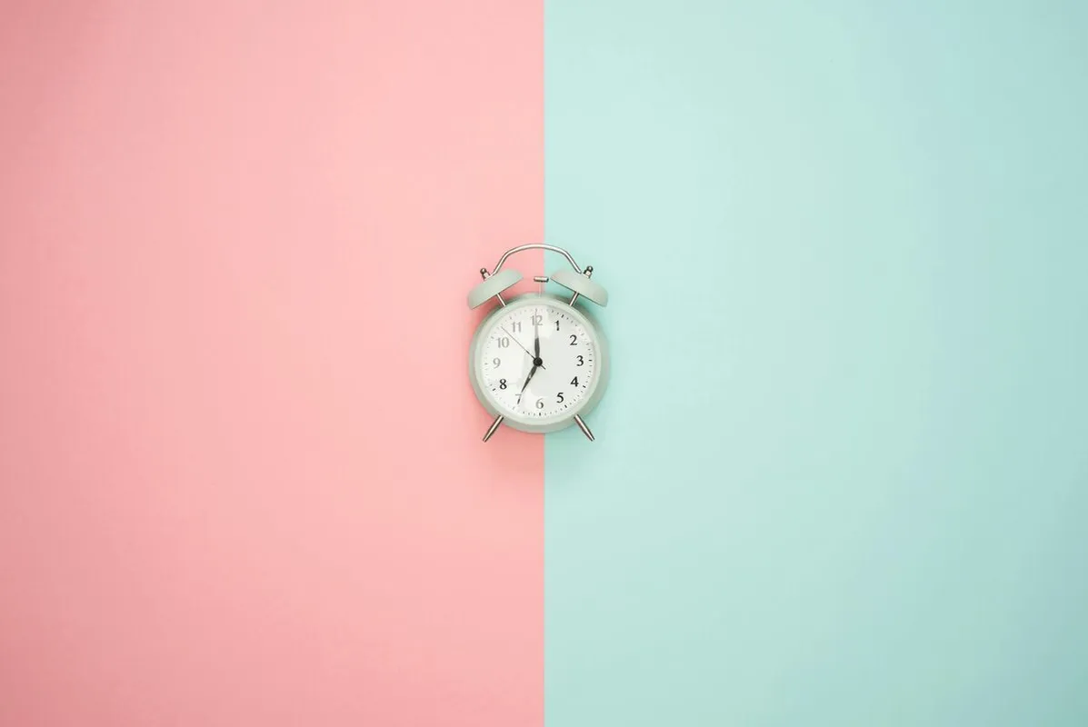 Plusz egy órát és hamarabbi sötétedést hoz az őszi óraátállítás 2025-ben.