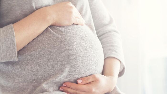 Terhes nő holtteste került elő egy útszéli ládából