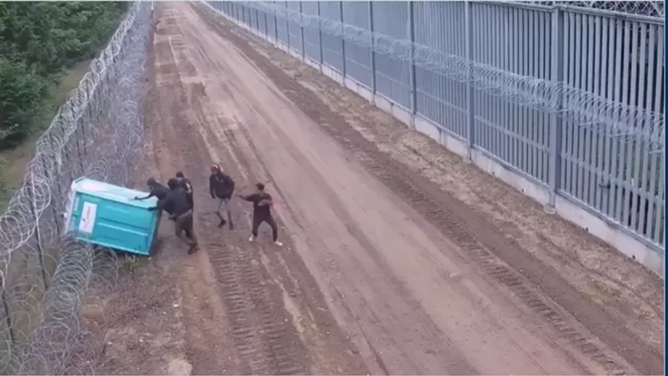 Elképesztő: faltörő kosként használták a Toi Toi WC-t