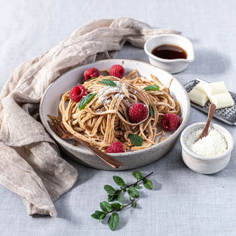 Palacsinta spagetti Pancake,Spaghetti,With,Grated,White,Chocolate,,Rasberries,,Mint,And,A