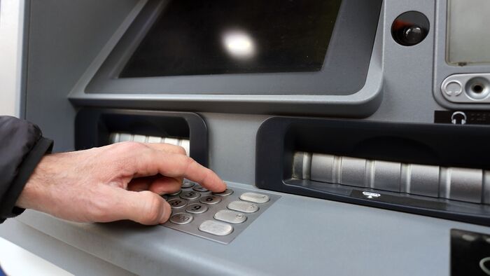 Tolvajok a bankautomatáknál: így kaparintják meg a kártyád