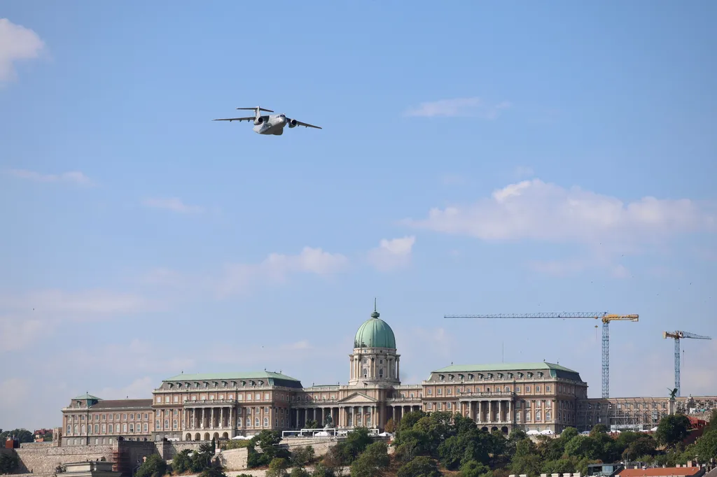  Repülőshow a Duna felett Légiparádé