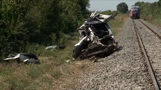 Horrorisztikus vonatbalesetben ketten haltak meg Nagypeterdnél