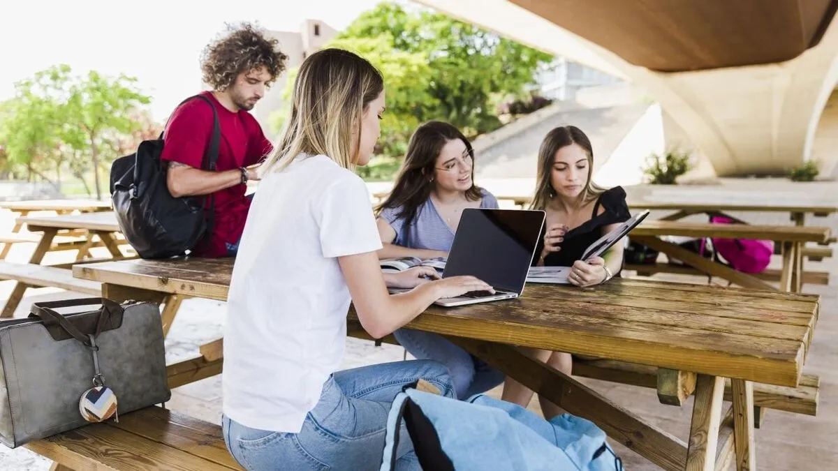 Iskolaszövetkezet, internet, közösségek, kapcsolatok: csak az nem dolgozik, aki nem akar!