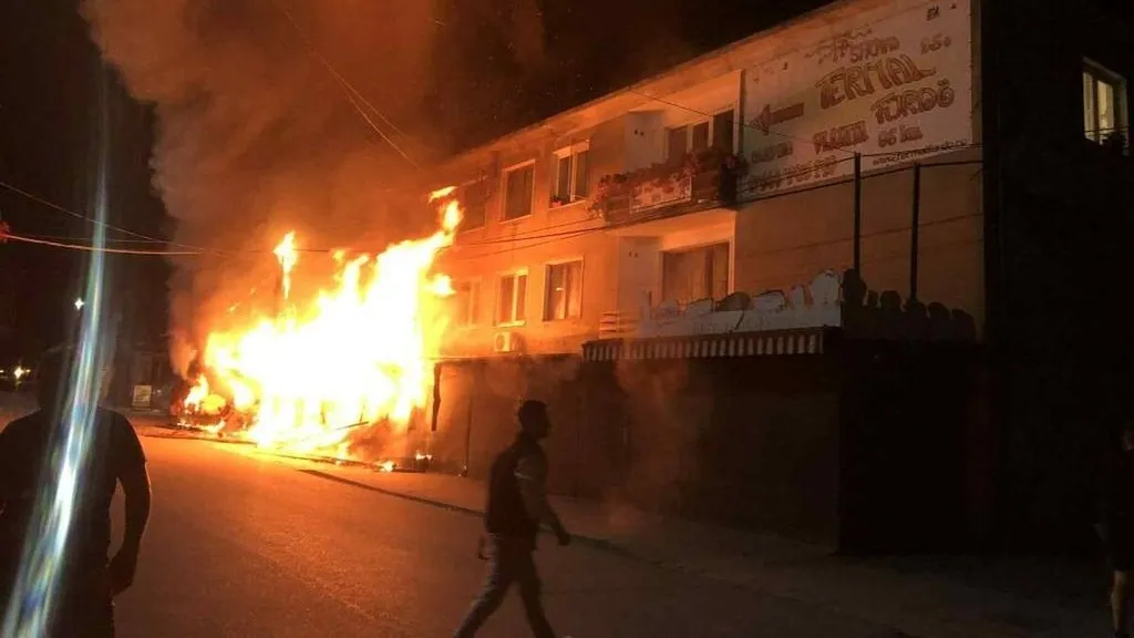 Hatalmas tűz ütött ki kedd hajnalban a parajdi sóbánya bejáratánál.