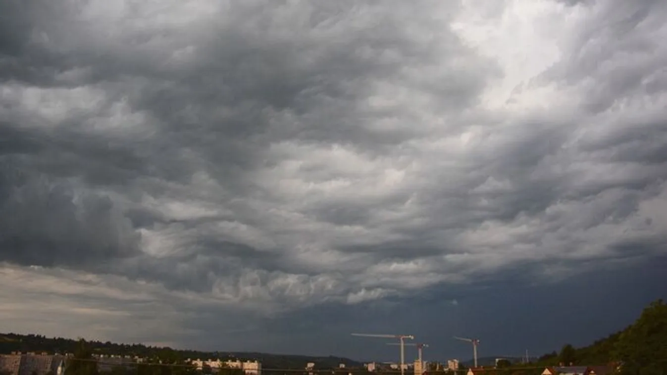 A teljes országra riasztást adtak ki: jégeső és kegyetlen vihar csap le ránk