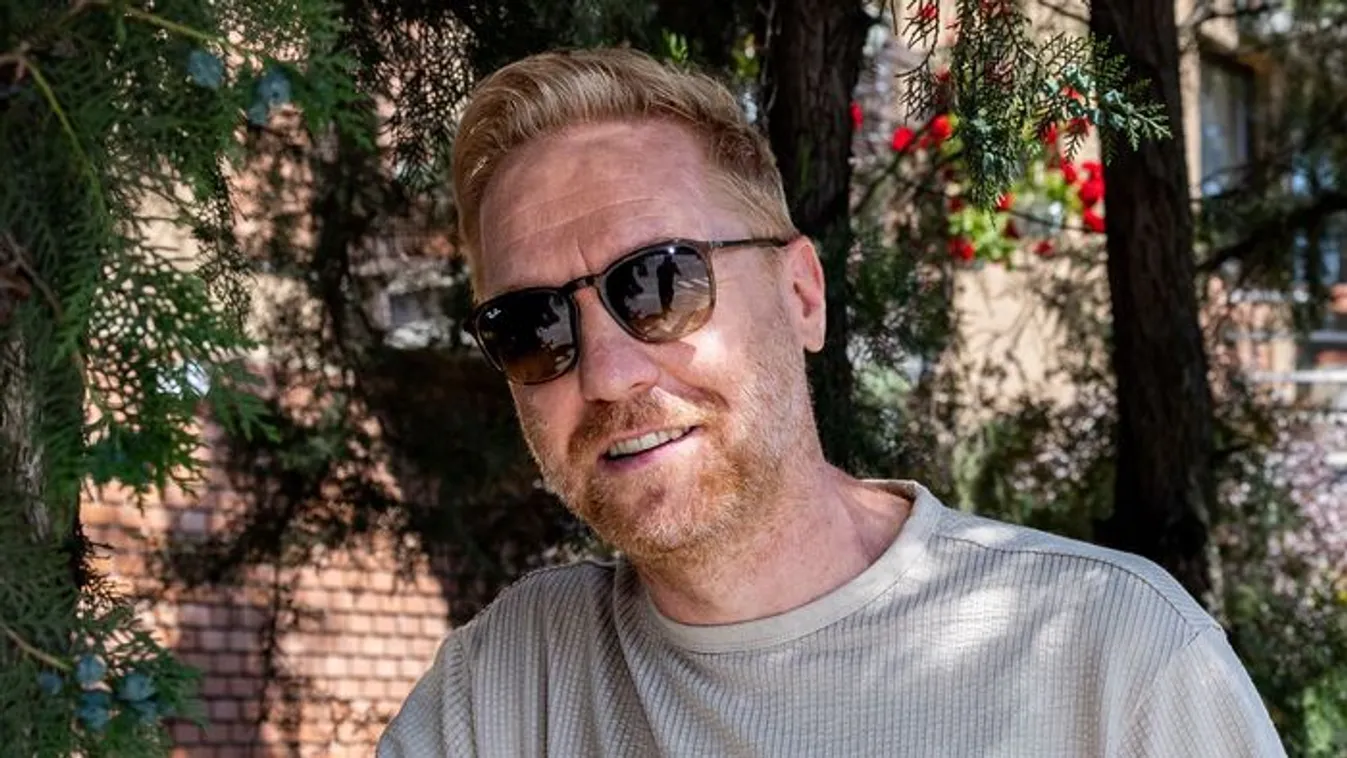 Bereczki Zoltánt megrohanták a rajongói a villamoson