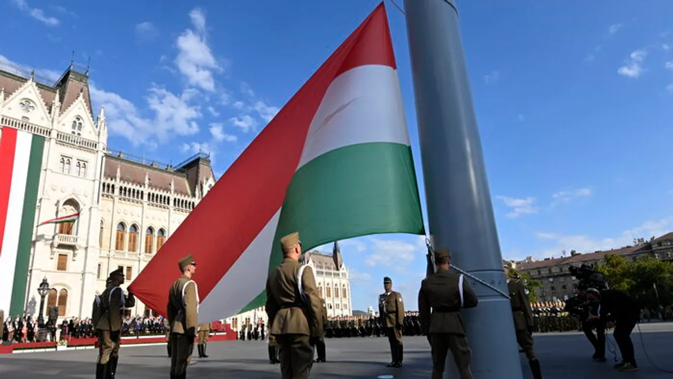 Augusztus 20. - Felvonták a nemzeti lobogót az Országház elő