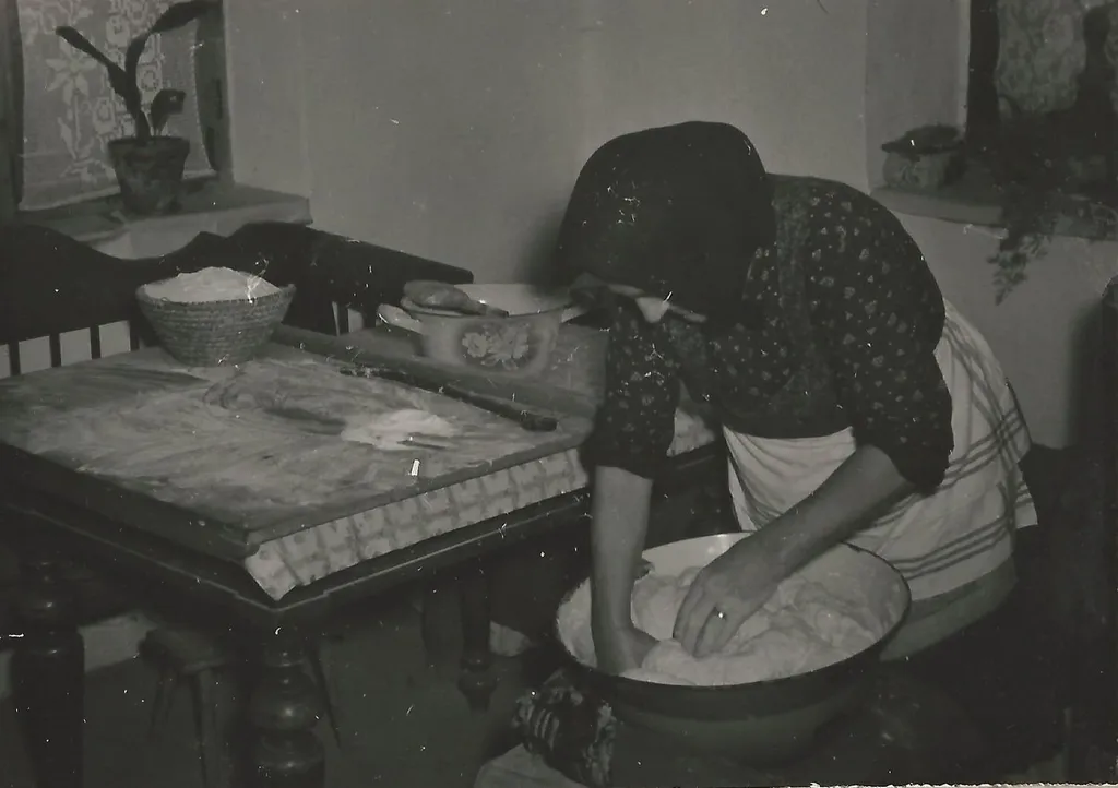 Kenyérdagasztás nagytálban Szerző: Janó Ákos - Thorma János Múzeum - Kiskunhalas, Hungary - CC BY-NC-ND.