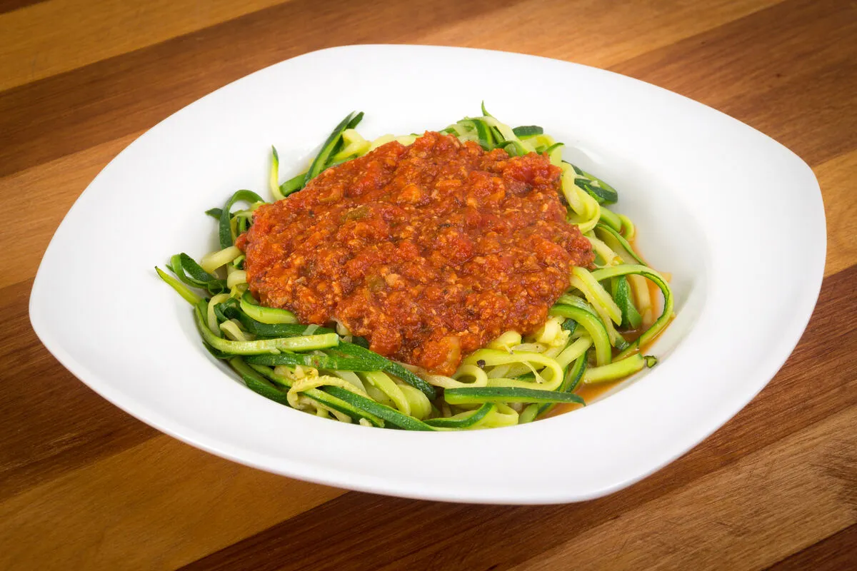 Tészta Zucchini,Spaghetti,Spiral,With,Tomato,Sauce,On,Wood,Table
