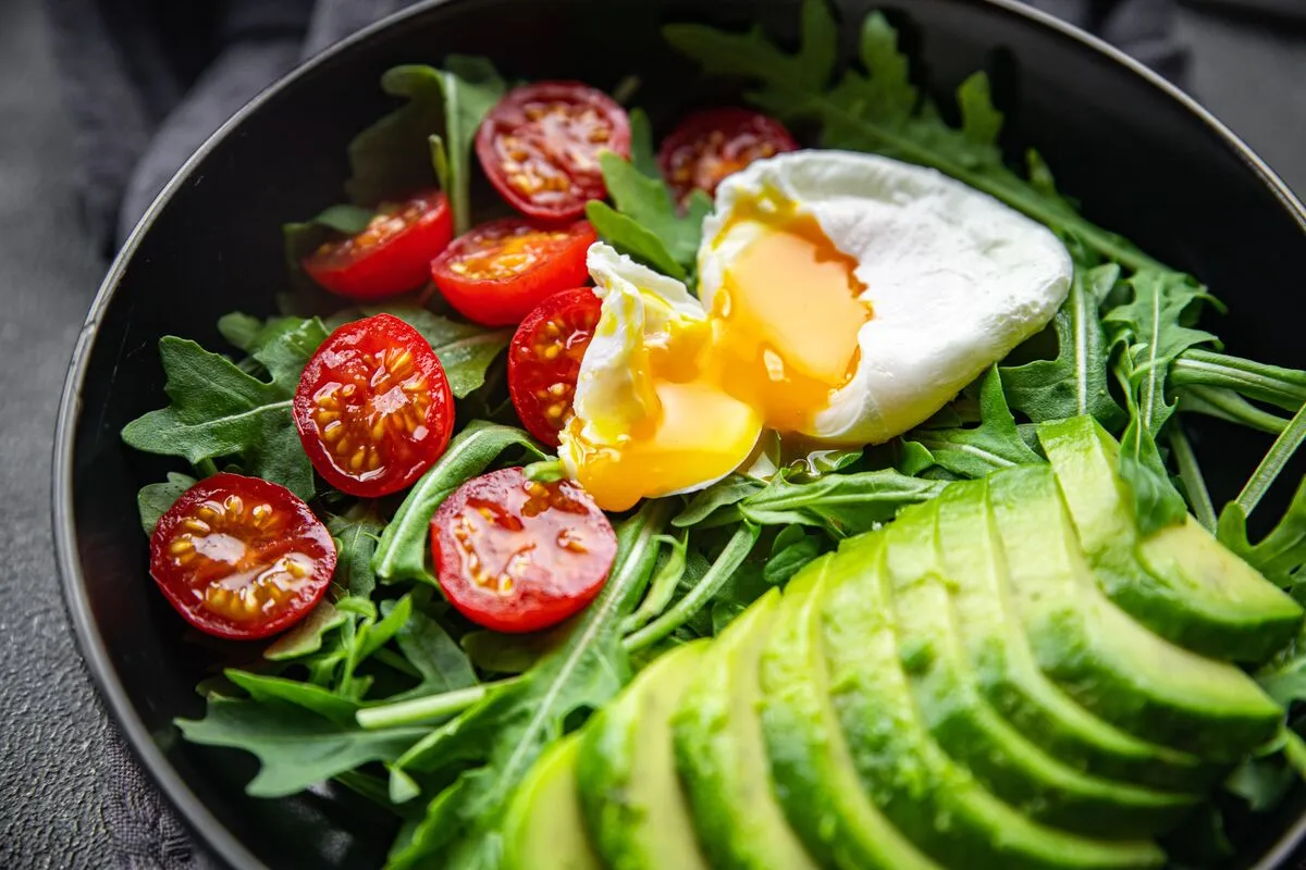 tojás Avocado,Salad,Poached,Egg,,Arugula,,Tomato,,Green,Salad,Leaves,Healthy
