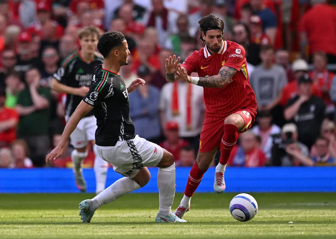 Szoboszlai (jobbra) "csak" a Liverpool legdrágább tizenegyébe fér be, az Arsenal-védő Saliba a Premier League-ébe is