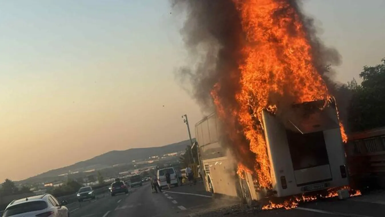 Kigyulladt és lángokban áll egy busz az M0-áson