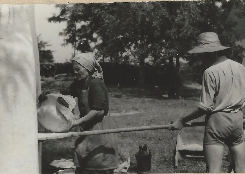 A kenyér bevetése udvari kemencébe, kenyérsütés, kemence  Szerző: Égető Melinda - Thorma János Múzeum - Kiskunhalas, Hungary - CC BY-NC-ND. 