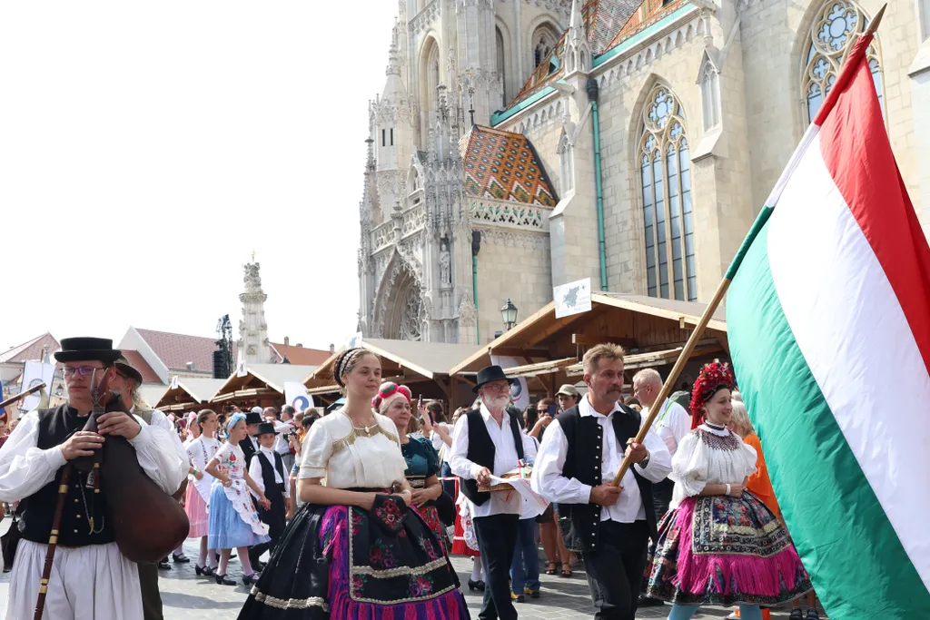 Ujkenyér megáldása Vár Mesterségek ünnepe