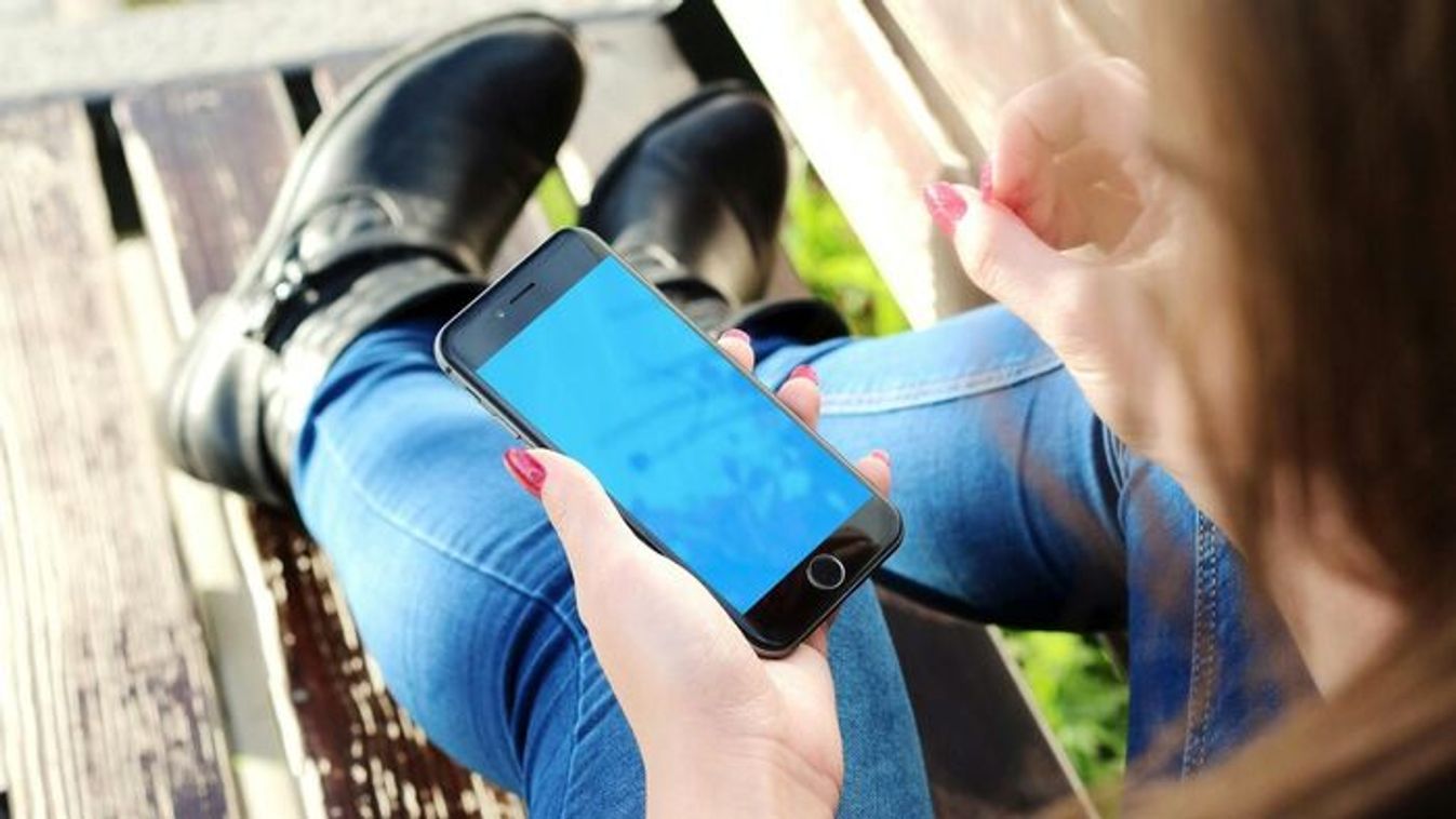 Egy friss kutatás szerint ez alatt az életkor alatt tilos mobilozni - nem véletlenül!