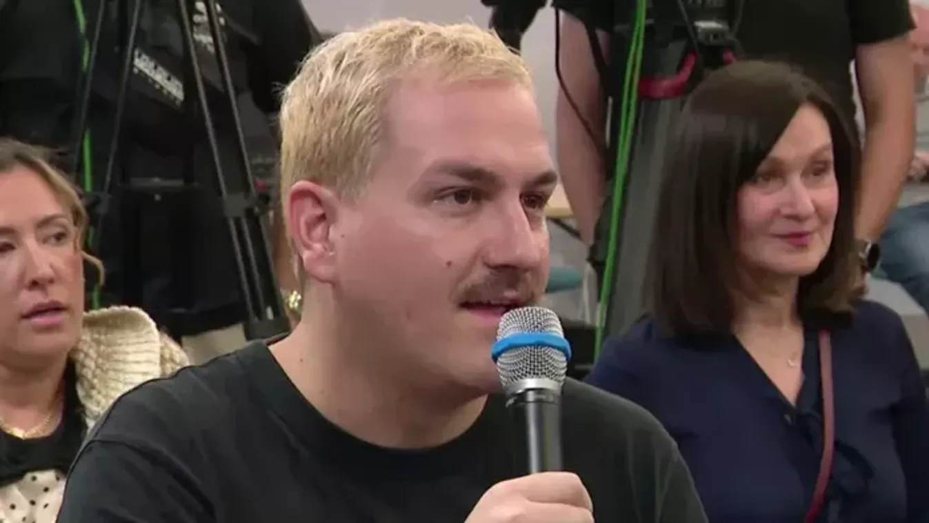 A 444 újságírója sunyin fotózgatta a TV2 riporternőjét