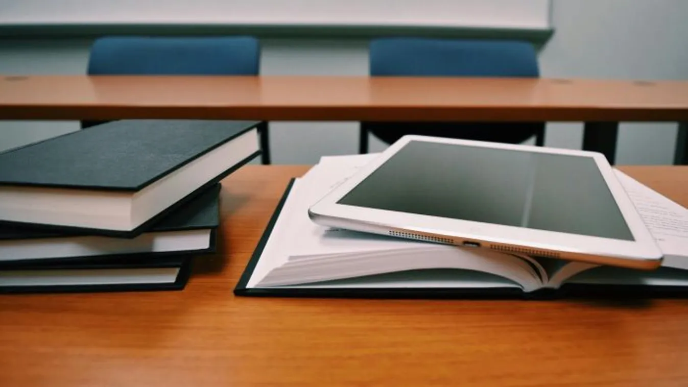 A tanáriban robbant a kéj: a szexéhes tanárnő a diákjával hancúrozott