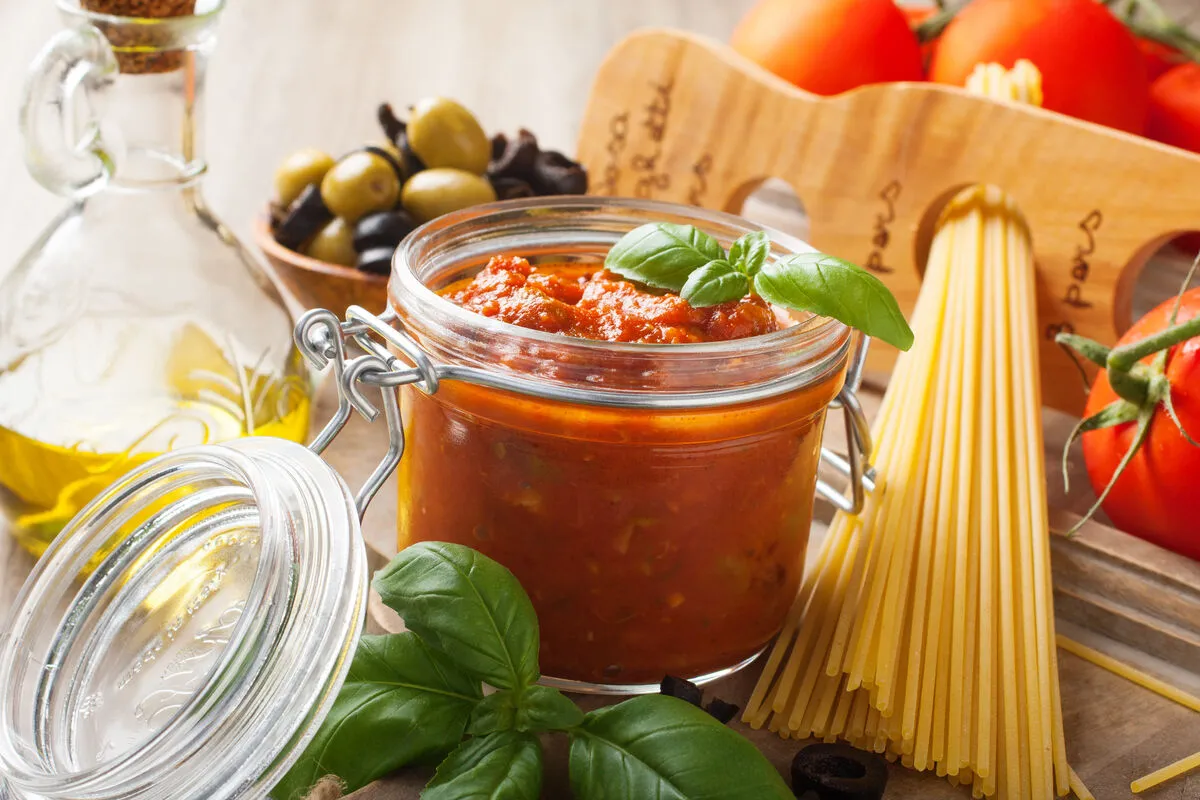 Tepsiben készült, Ingredients,For,Spaghetti,With,Tomato,Sauce,On,Wooden,Background.,Italian