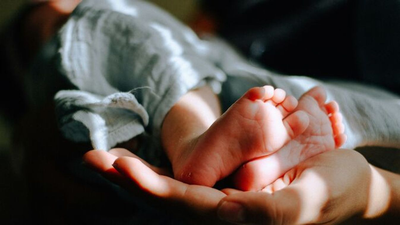 Egy hajszálon múlt az élete: ezt a hangot adta ki a 2 hónapos beteg baba