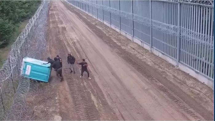 Elképesztő: faltörő kosként használták a Toi Toi WC-t