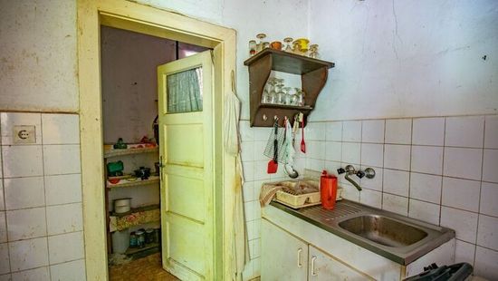Vasaló az asztalon, fűnyíró a konyhában: Mindent hátrahagyva tűnt el Kati néni az otthonából – galéria