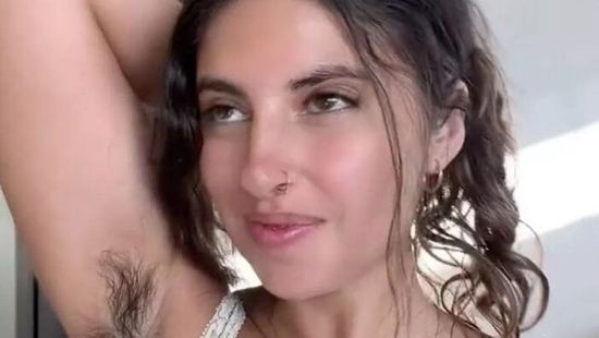 "A férfiak undorítónak találják a szőrös testem - csak féltékenyek, mert nekem nem kell küzdeni a szakállnövesztésért"