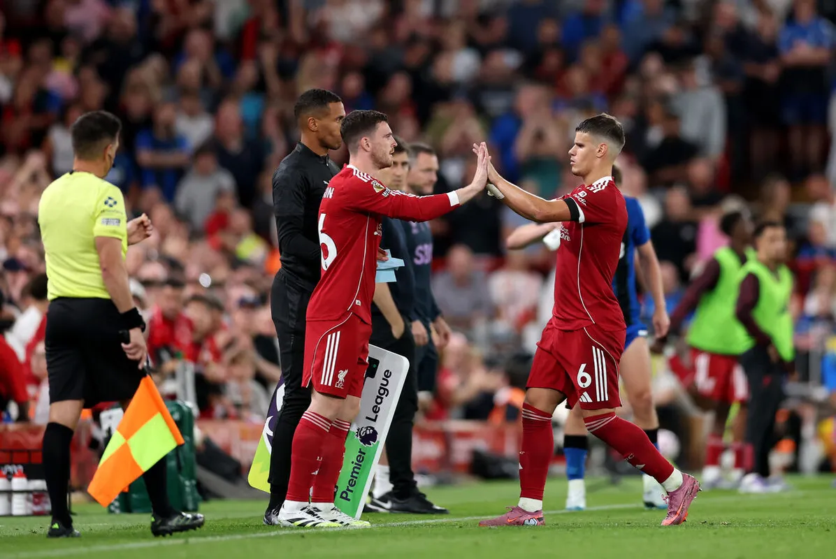 Kerkezt (jobbra) a 60. percben váltotta a klubikon Robertson, erre az addig féken tartott Semenyo gyorsan rúgott két gólt utóbbiról