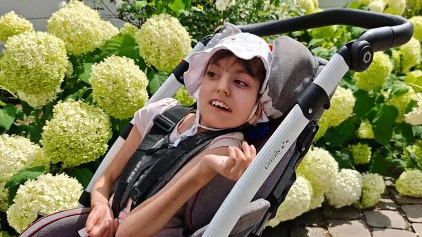 „A súlya egy picit visszaesett” – orvoshoz vitték Karolát