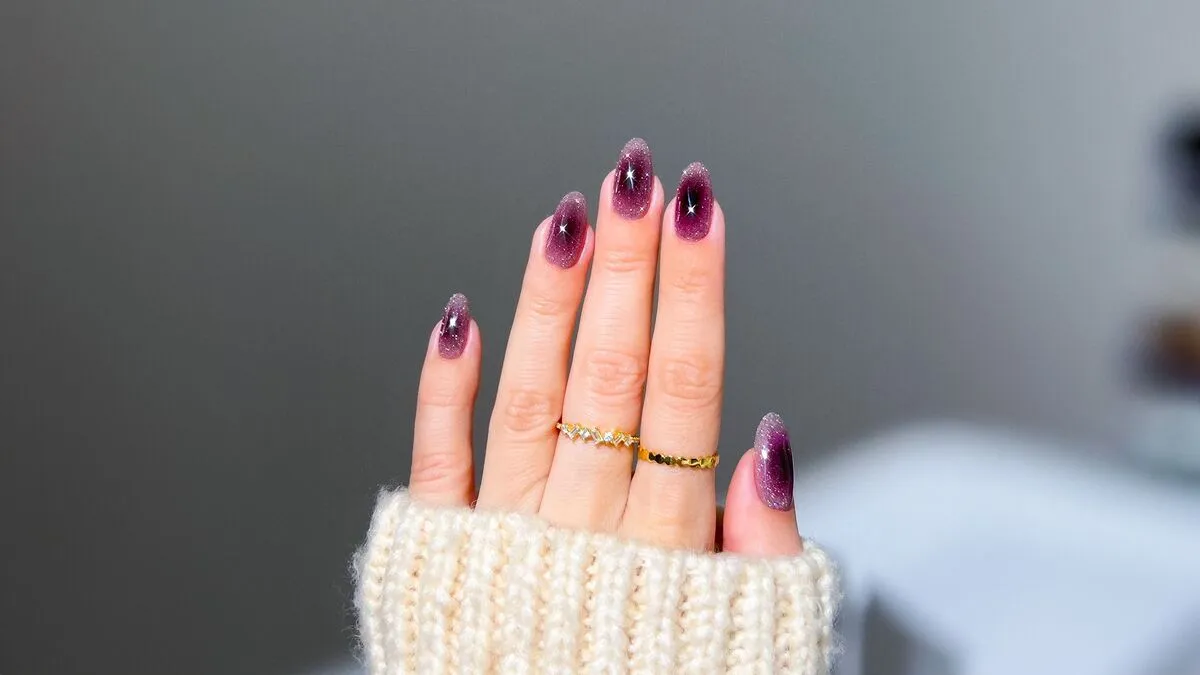 Aura manikűr Woman's,Hand,With,Sparkling,Purple,Ombre,Glitter,Nails,,Luxurious,And