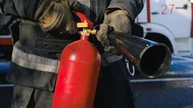 Idős férfit hoztak ki a lángoló pincéből Fóton, már nem tudták megmenteni