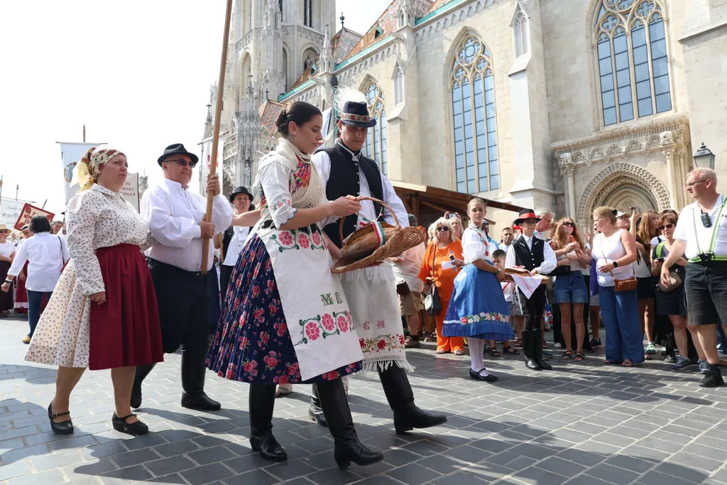 Ujkenyér megáldása Vár Mesterségek ünnepe