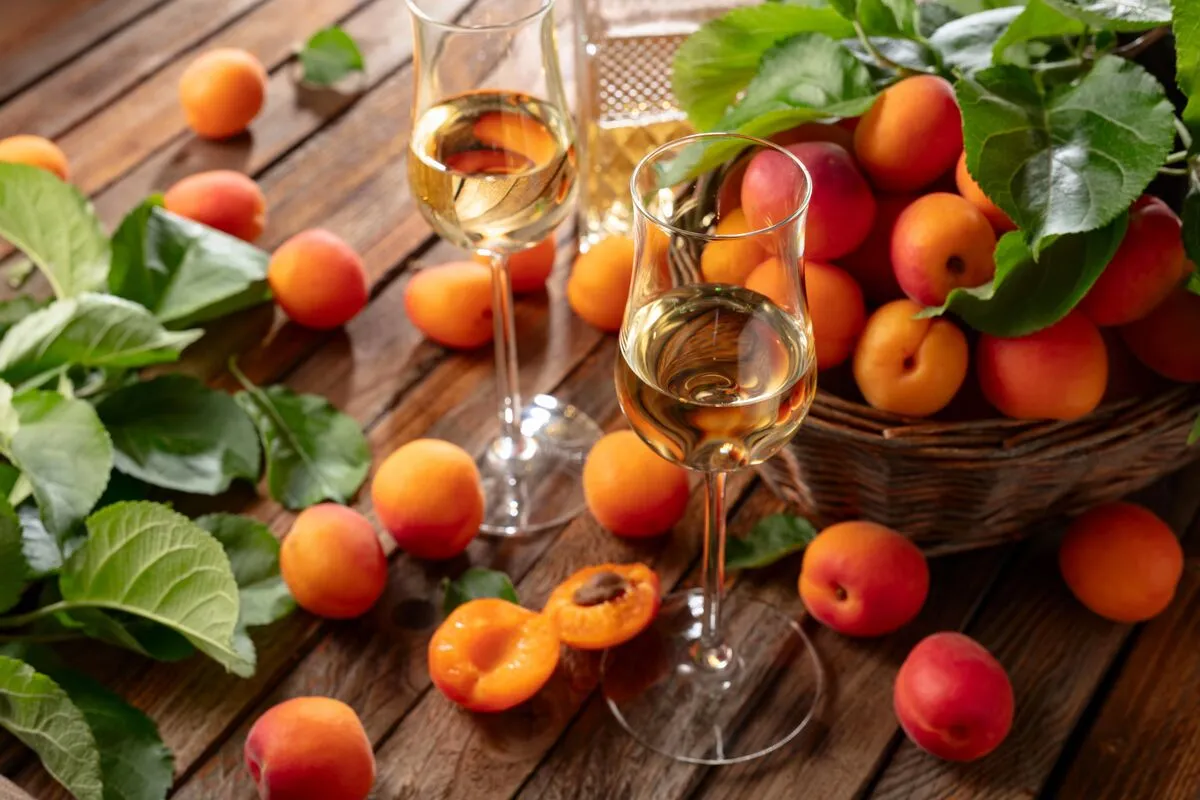 Apricot,Liqueur,Or,Grappa,And,Fresh,Apricots,On,An,Old